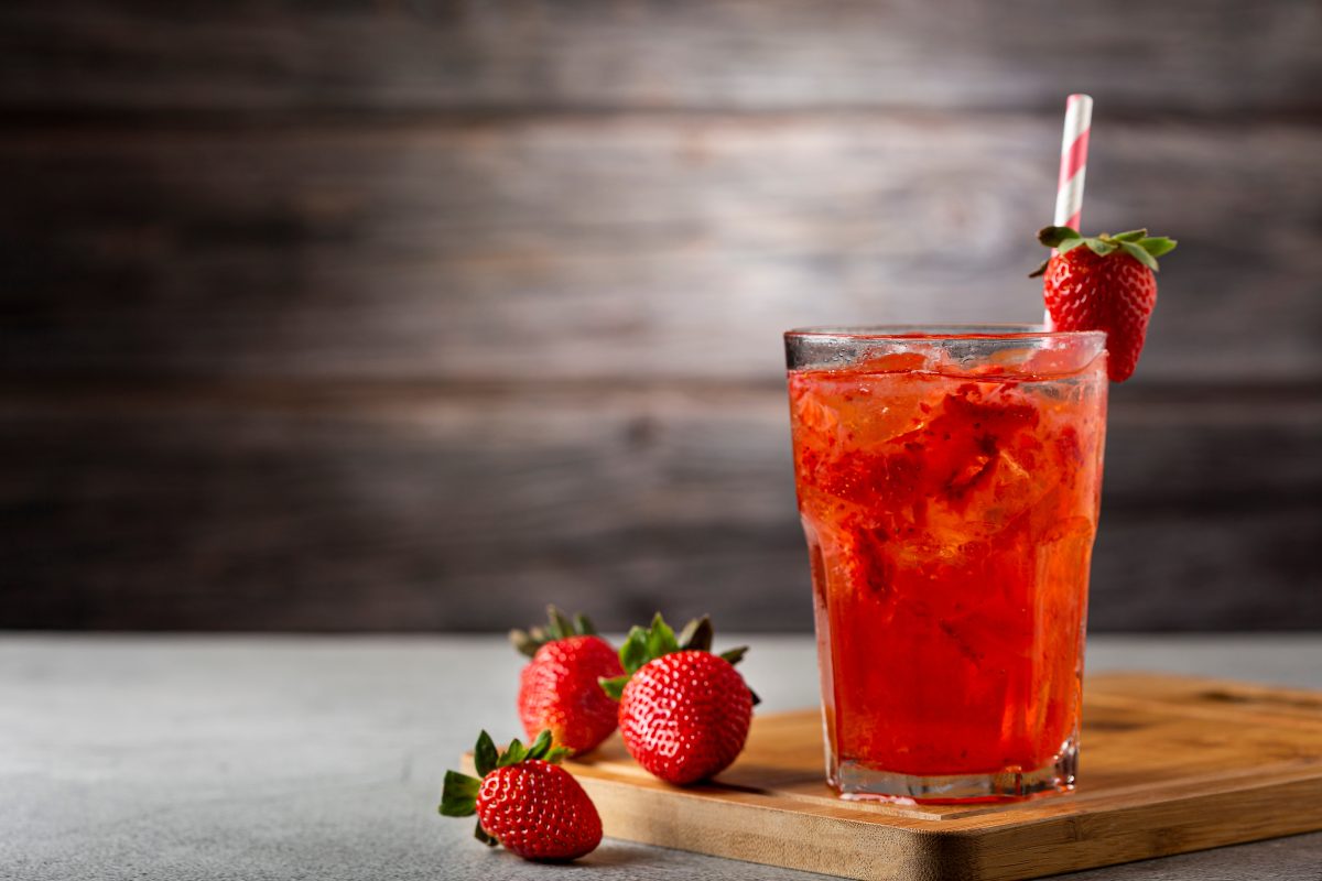 strawberry,caipirinha,on,the,table.,strawberry,cocktail.