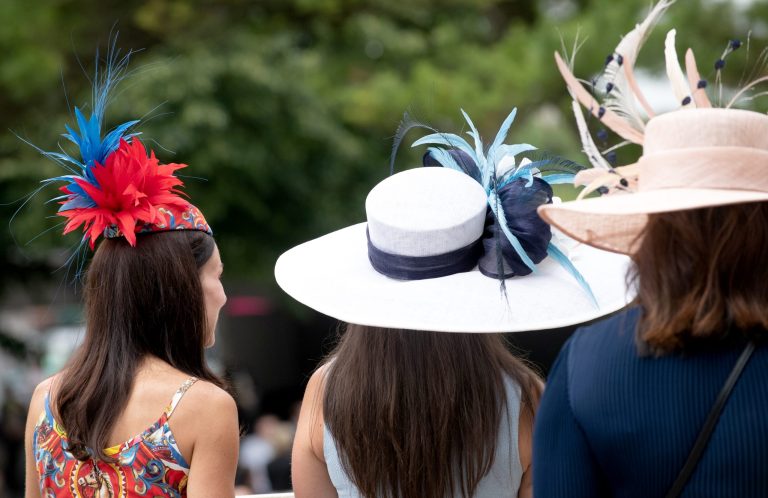 elegant,and,colorful,hats,at,a,horse,race