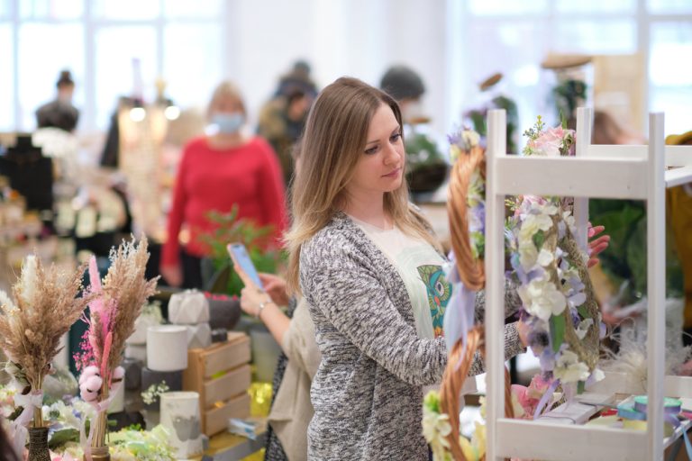 business,owner,selling,behind,counter,with,her,bouquet,of,dried