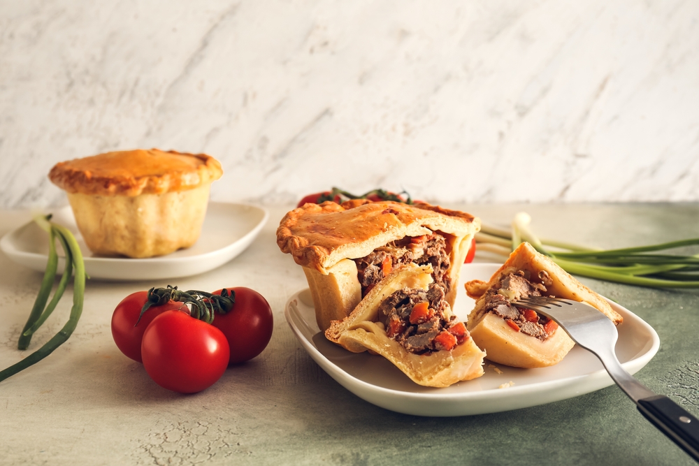 plate,with,tasty,beef,pot,pie,on,table