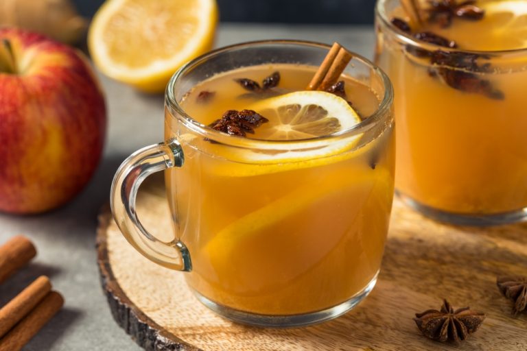 homemade,wassail,mulled,apple,cider,with,lemon,and,cinnamon