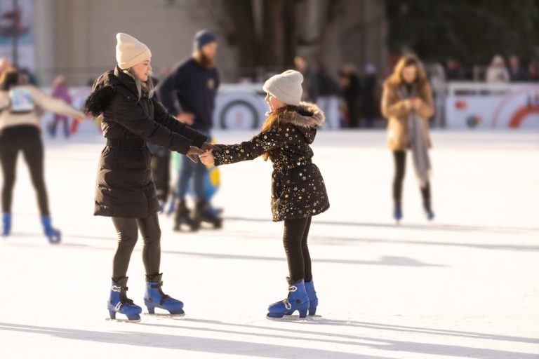 adorable,young,mother,with,her,daughter,on,the,ice,rink